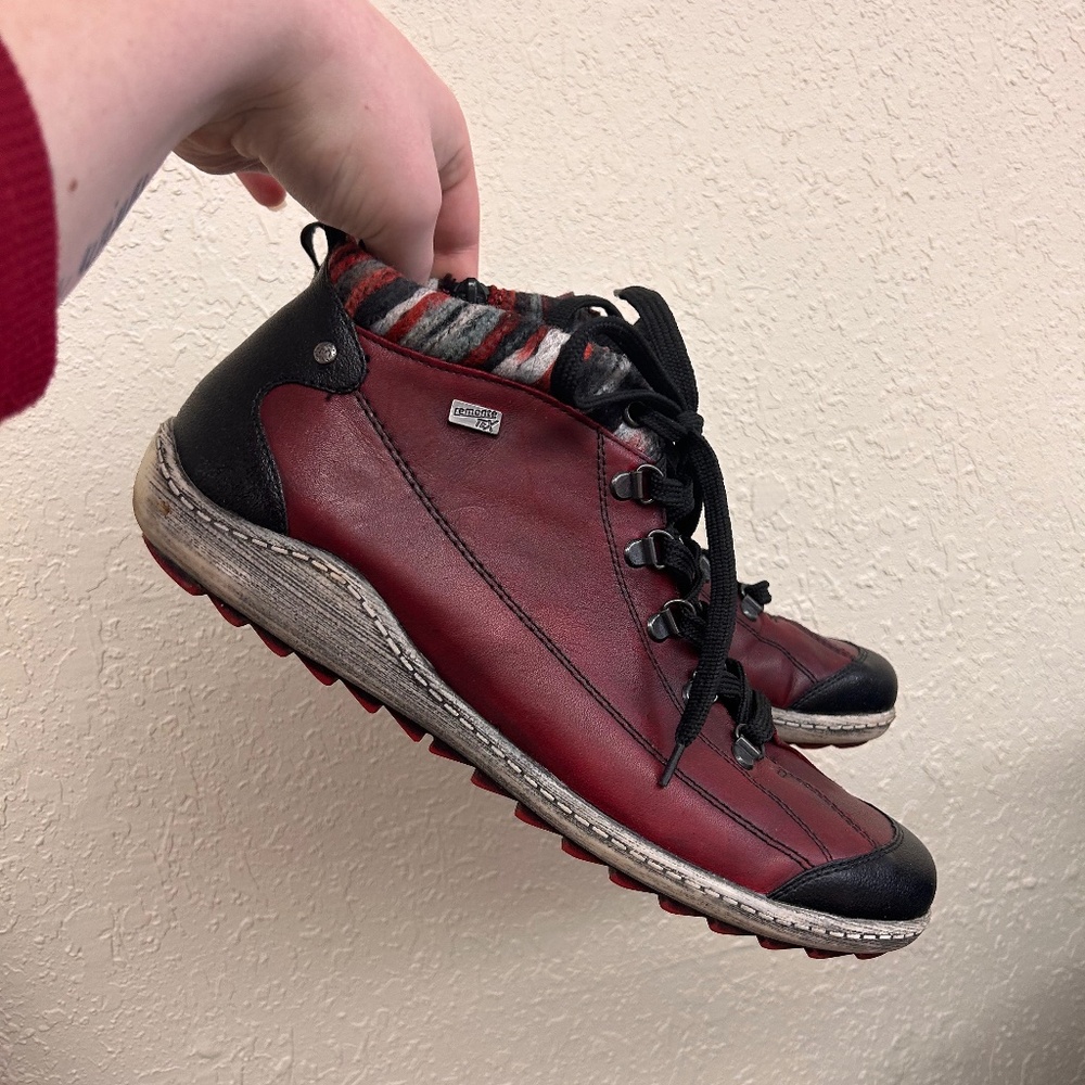 Remonte US 9.5 red sneaker boot